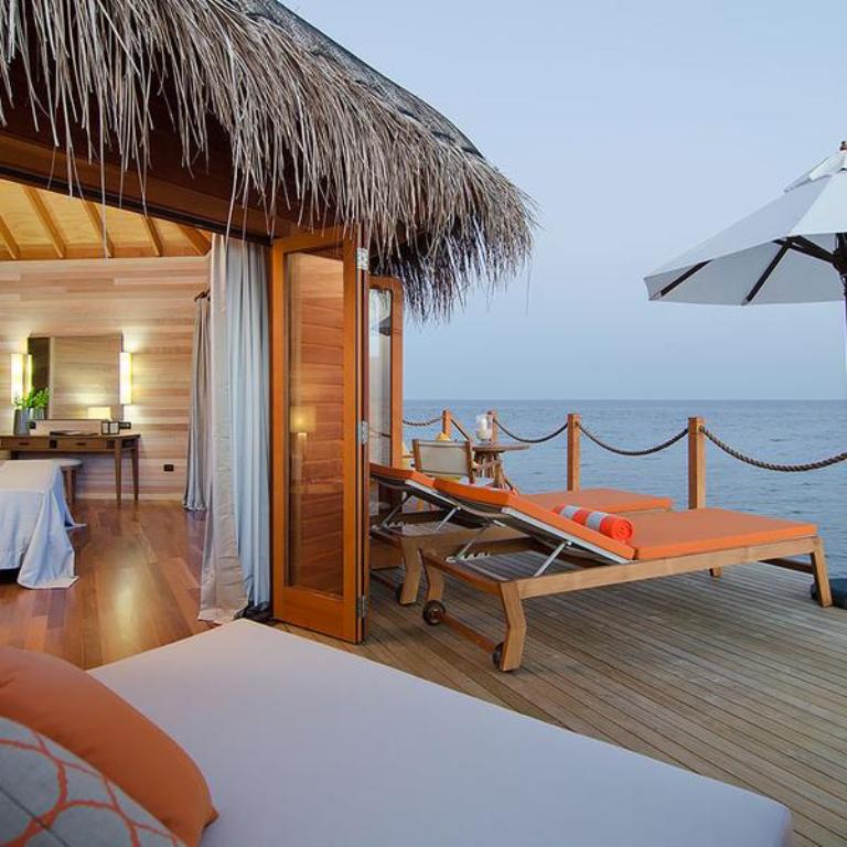 content/hotel/Mirihi Island/Accommodation/2 Bedroom Overwater Suite/MirihiIsland-Acc-2BOverwaterSuite-03.jpg